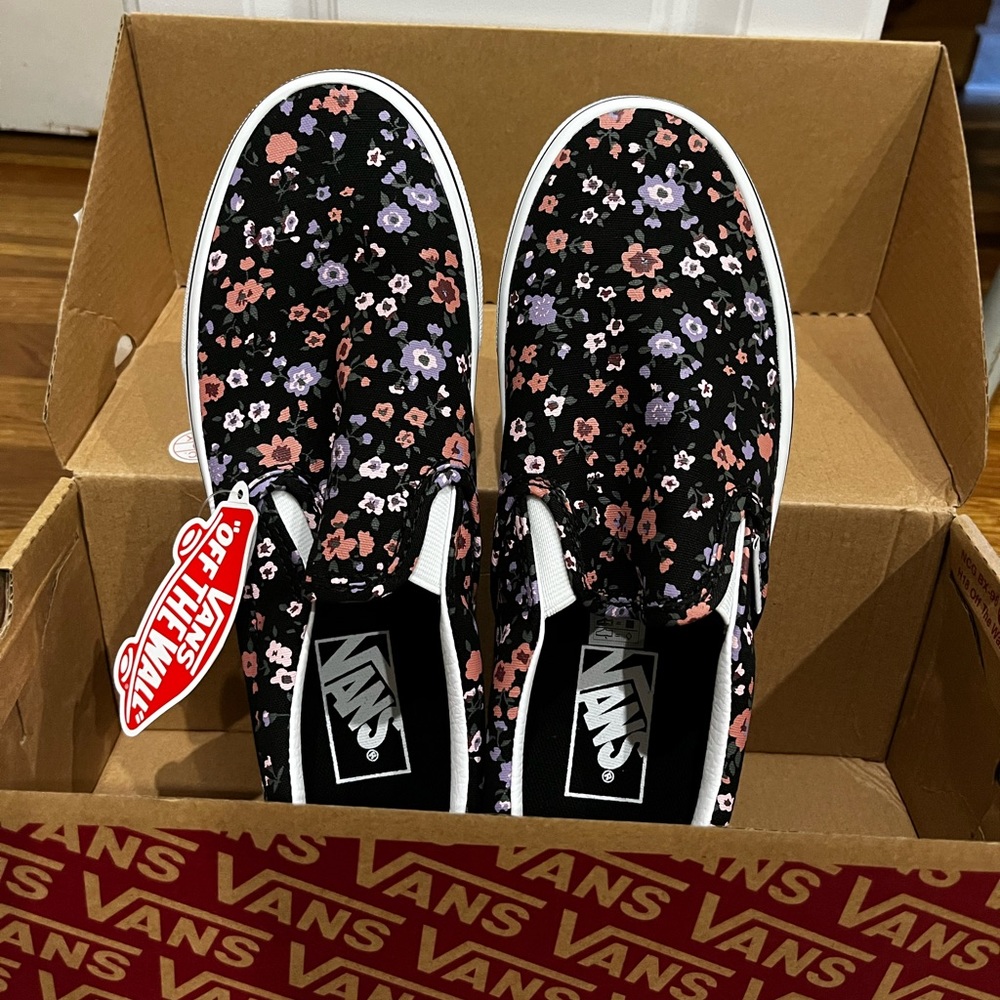 NWT Classic slip on Vans in floral pattern